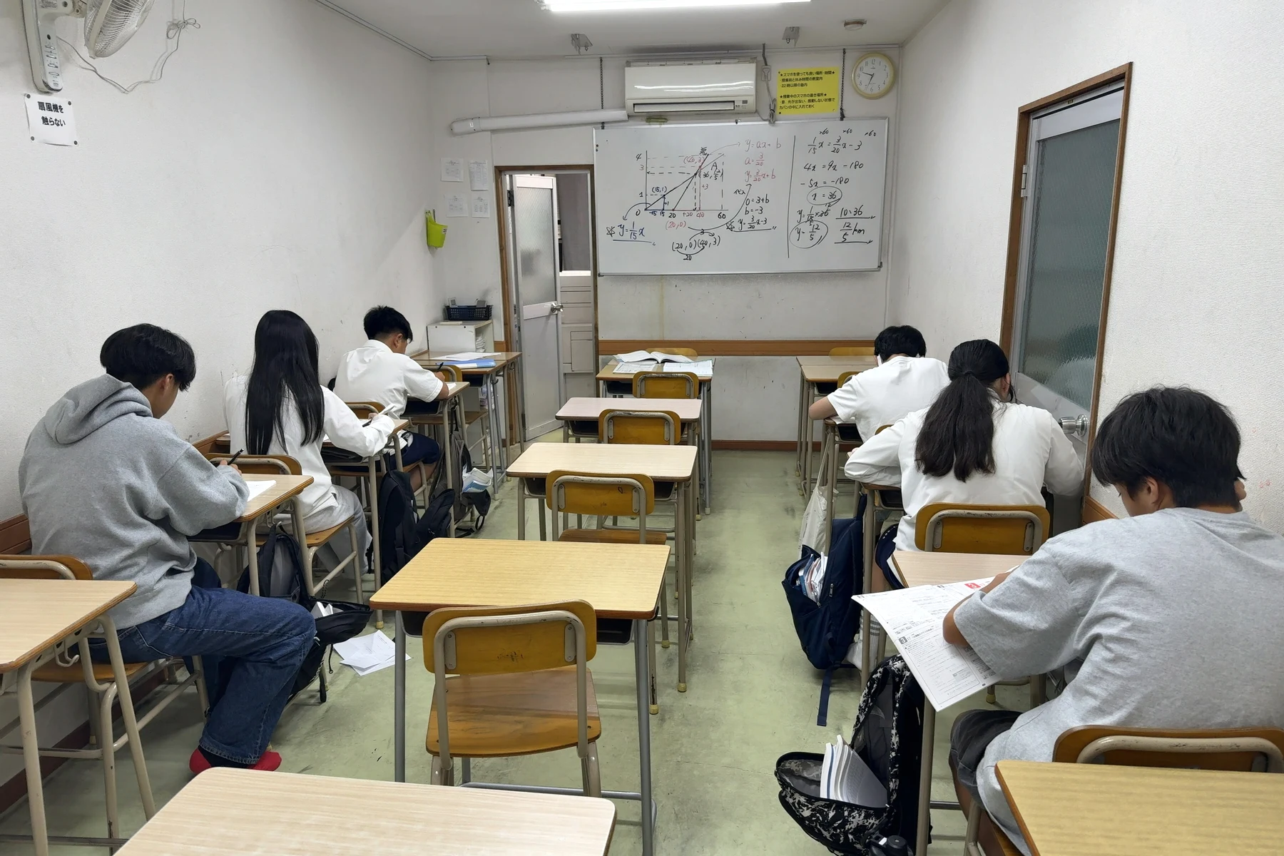 教室で問題に取り組む生徒たち