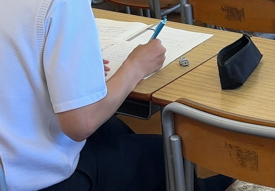 問題を解く生徒の手元