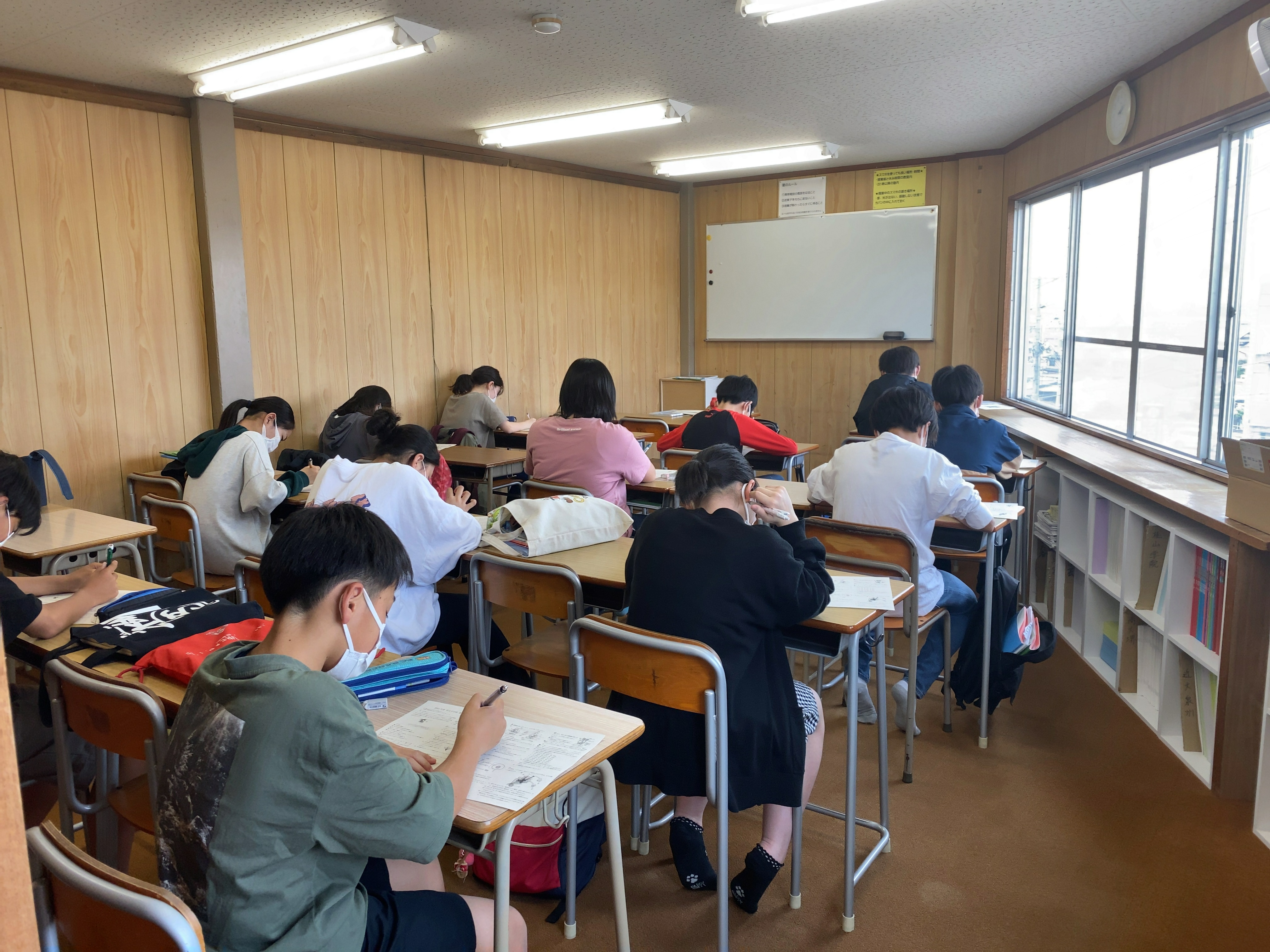 教室で学ぶ生徒たち
